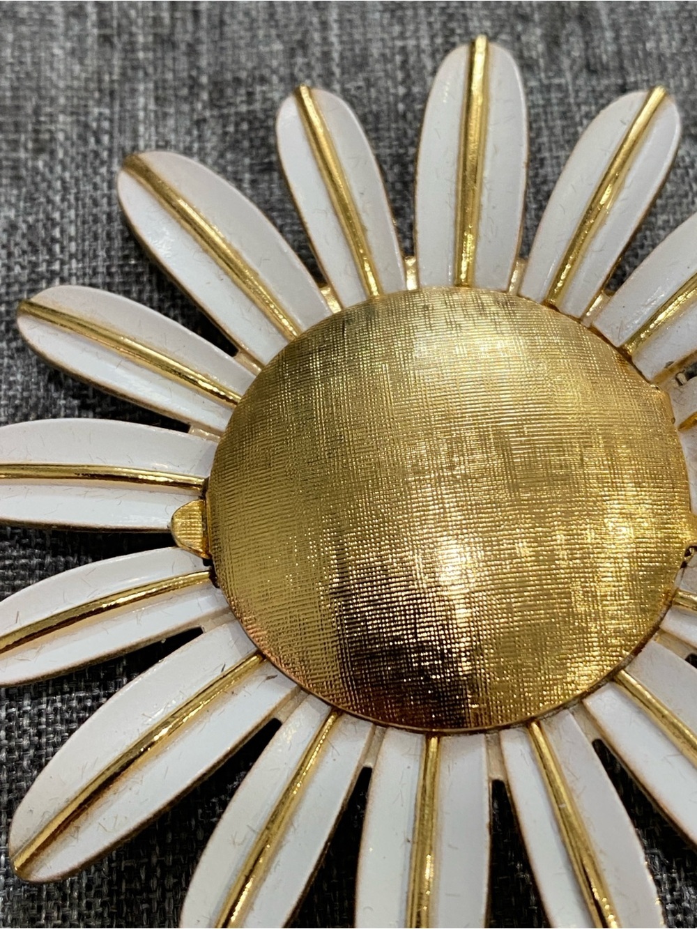 Avon Daisy Flower Brooch Vintage Avon Perfume Pin - Picture 8 of 16